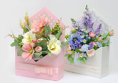 Flower box - zaaranżowane pudełka na kwiaty w kształcie koperty
