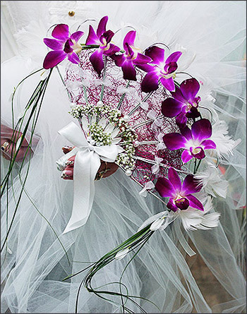 Wachlarz ślubny z kwiatów i piór